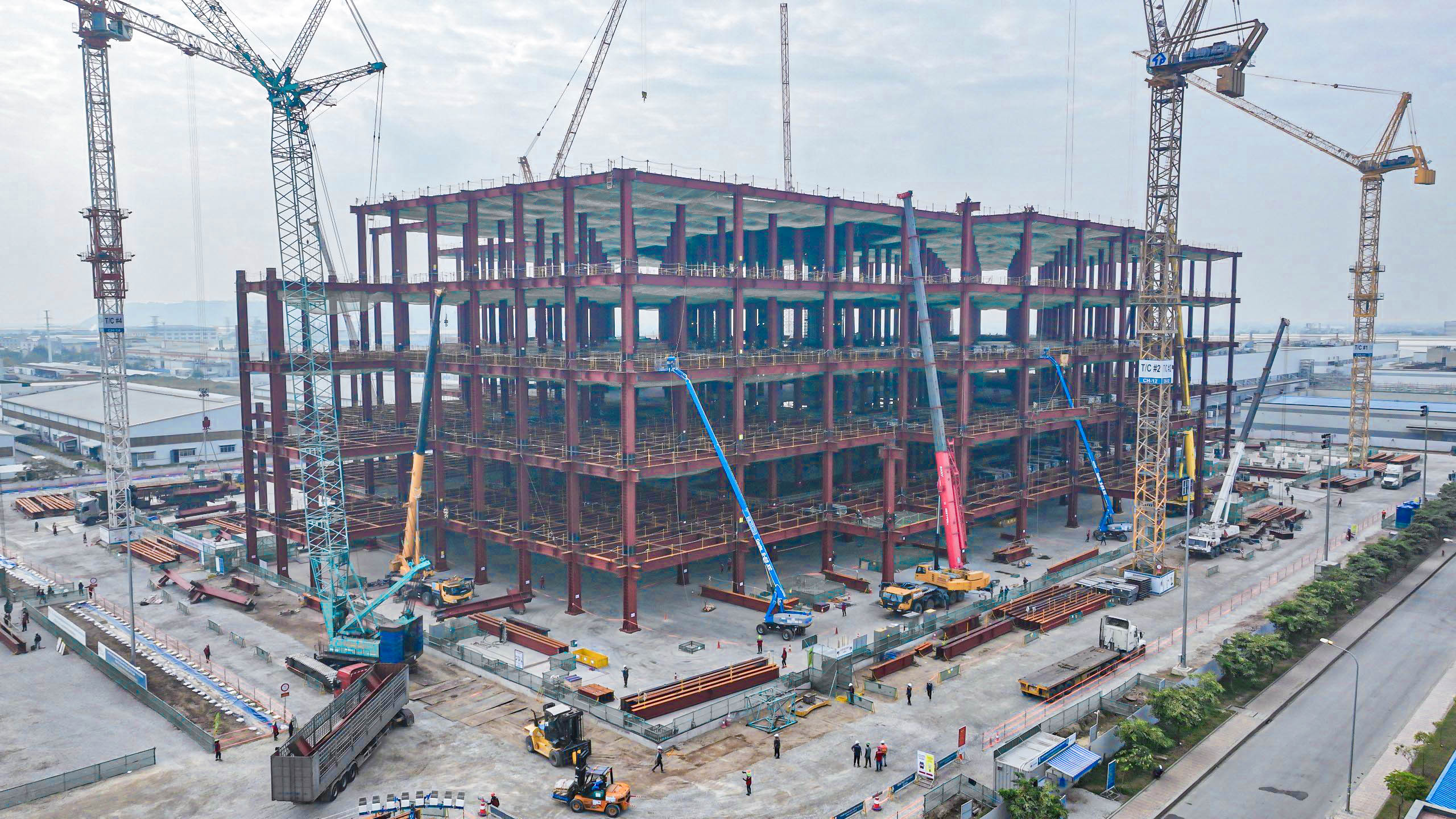 HAI LONG CONSTRUCTION IS CONFIDENT IN IMPLEMENTING THE 14.000 TONS OF LG INNOTEK STEEL STRUCTURE PROJECT AHEAD OF PROGRESS